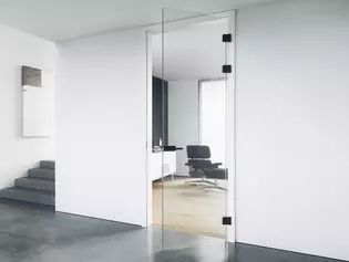 Pasillo con puertas de cristal La ilustración muestra un pasillo con puertas de cristal.