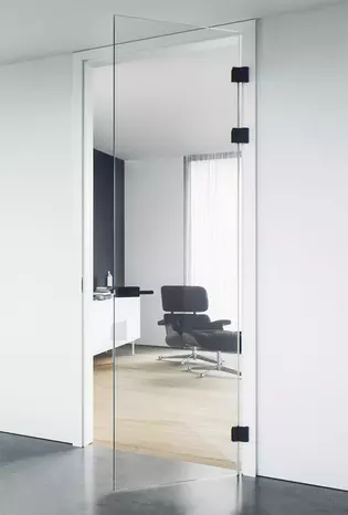 Pasillo con puertas de cristal La ilustración muestra un pasillo con puertas de cristal.