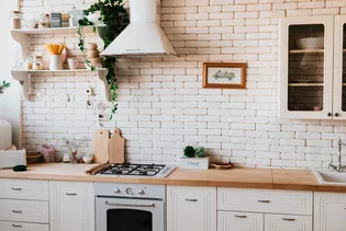 The picture shows a country style kitchen