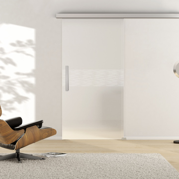 Ambientebild in Wohnraumsituation illustriert die Griffwerk Glasschiebetür LINES 649 in der Ausführung ESG PURE WHITE matt