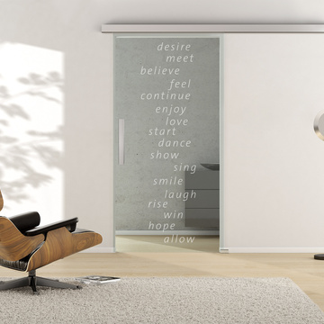 Ambientebild in Wohnraumsituation illustriert die Griffwerk Glasschiebetür TYPO 668 in der Ausführung ESG BASIC GREEN klar
