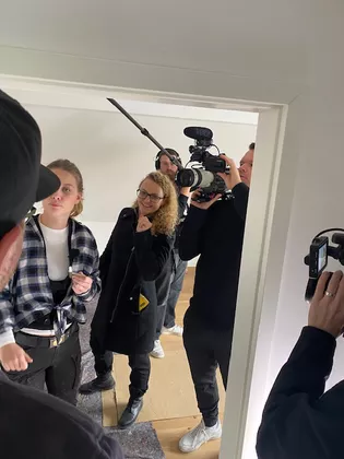 Videodreh Gewinnaktion mit die.tischlerin Die Abbildung zeigt einen Videodreh von einer Gewinnaktion auf einem Baustellenprojekt.