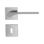 Freigestelltes Produktbild im idealen Blickwinkel fotografiert zeigt die GRIFFWERK Rosettengarnitur eckig LEAF LIGHT in der Ausführung Buntbart - Kaschmirgrau - Schraubtechnik