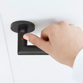 Die Abbildung zeigt den Griffwerk Türgriff Lucia smart2lock in Graphitschwarz mit einer Hand am Griff. Die Hand verschließt den Türgriff am Verriegler.