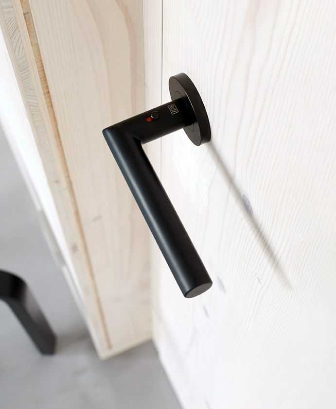  The picture shows the Griffwerk door handle Lucia smart2lock in graphite black from above. The door handle is locked.